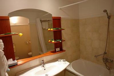 4* Karos Spa Hotel szép kádas fürdőszobája Zalakaroson - ✔️ Hotel Karos Spa**** Zalakaros - Akciós félpanziós spa és wellness hotel Zalakaroson
